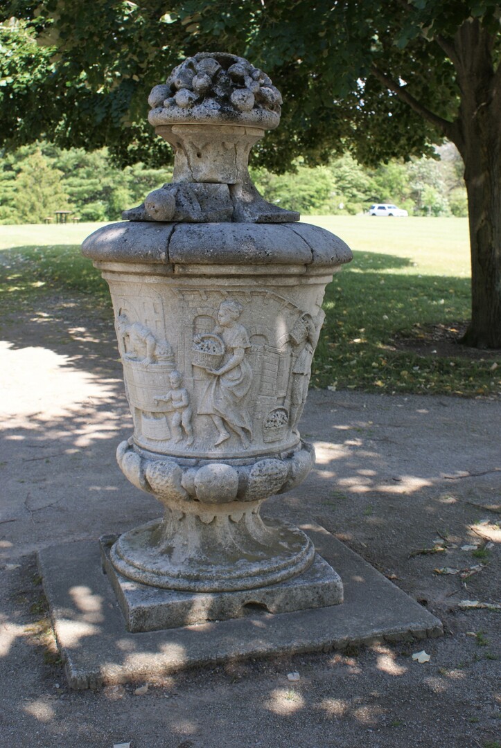 Grand Italiante Urn B1.JPG Grand Italiante Urn B1.JPG